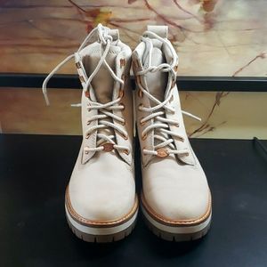 Timberland Woman's Courmayeur Valley Beige Leather Boots; size 7.5